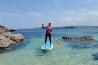  remando las aguas de cristal de Cornwall 